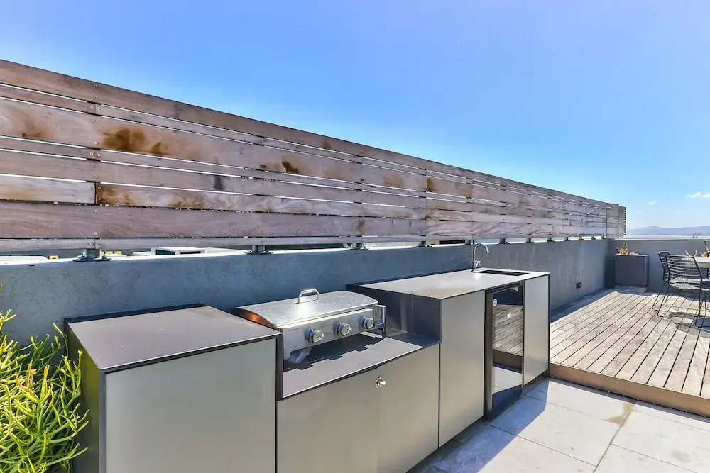 Penthouse With Rooftop Pool and Bbq Area