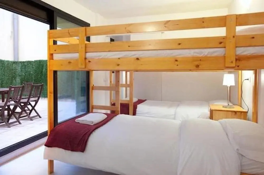 Big 2-level apartment near Park Guell with A/C and free wifi
