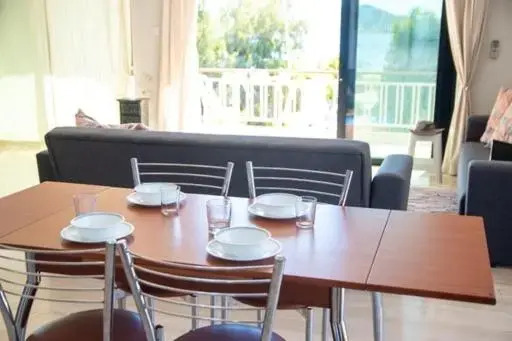 Lavish & Spacious APT with Stunning Seaview, 10 Min ATH Airport