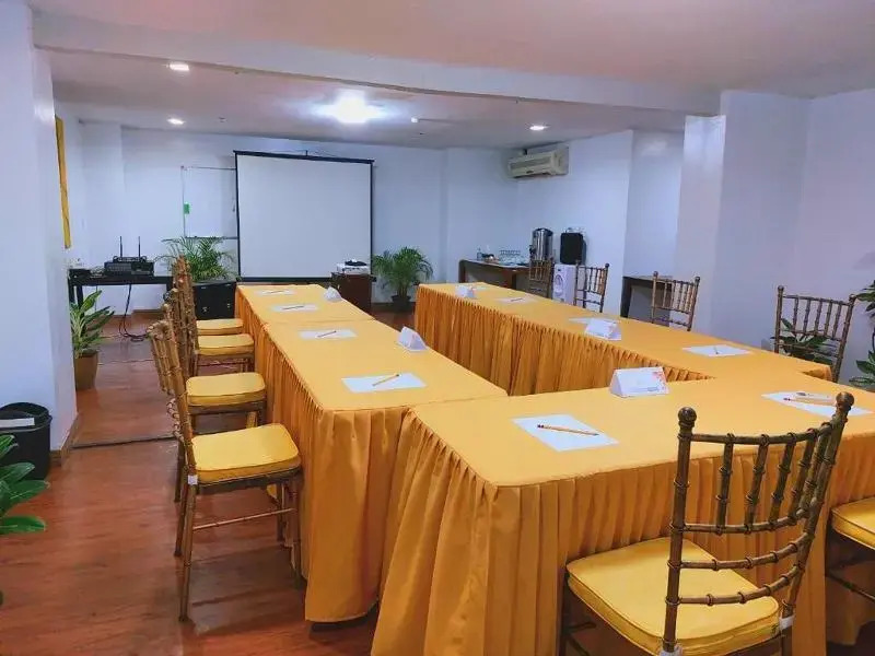 Tagaytay Hotel SixB