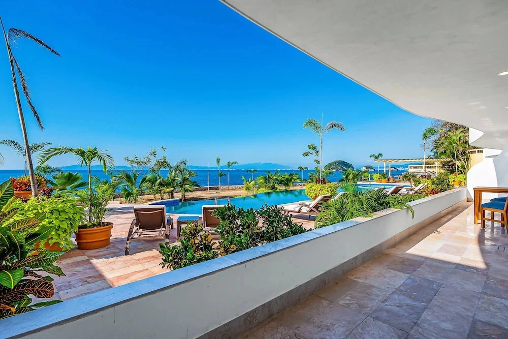 Luxurious 1st-floor Condo With Pool, Oceanfront Balcony & Water View