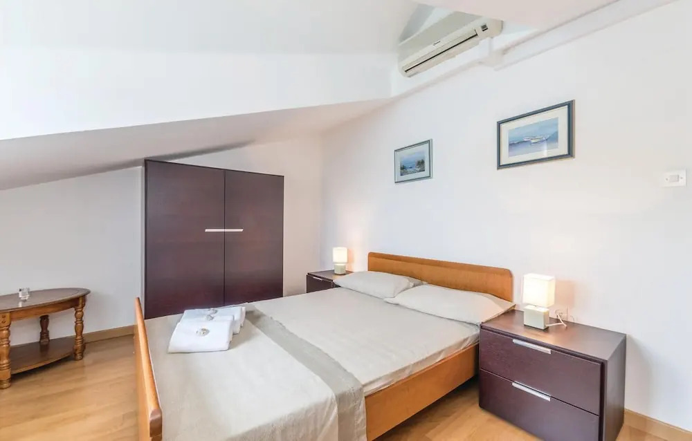 Beautiful Home in Primosten With Wifi and 6 Bedrooms
