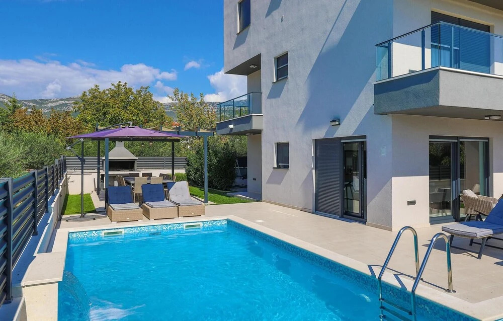 Amazing Home in Kastel Novi With Wifi and 8 Bedrooms