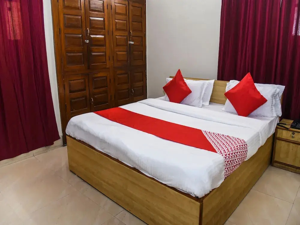 OYO 14606 Holiday Inn