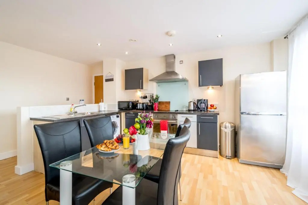 Spacious City 2 Bed, 2 Bath, FREE PARKING & WiFi