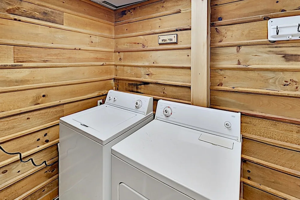 Secluded Creekside W/ Private Hot Tub 4 Bedroom Cabin