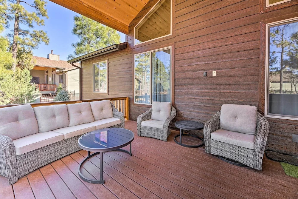 Hot Tub & Ponderosa Views! Luxe Cabin in Lakeside