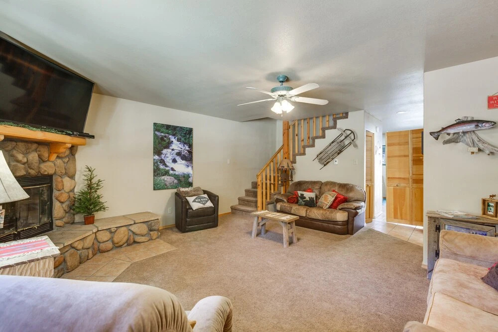 Stunning Red River Retreat Next to Ski Lift!
