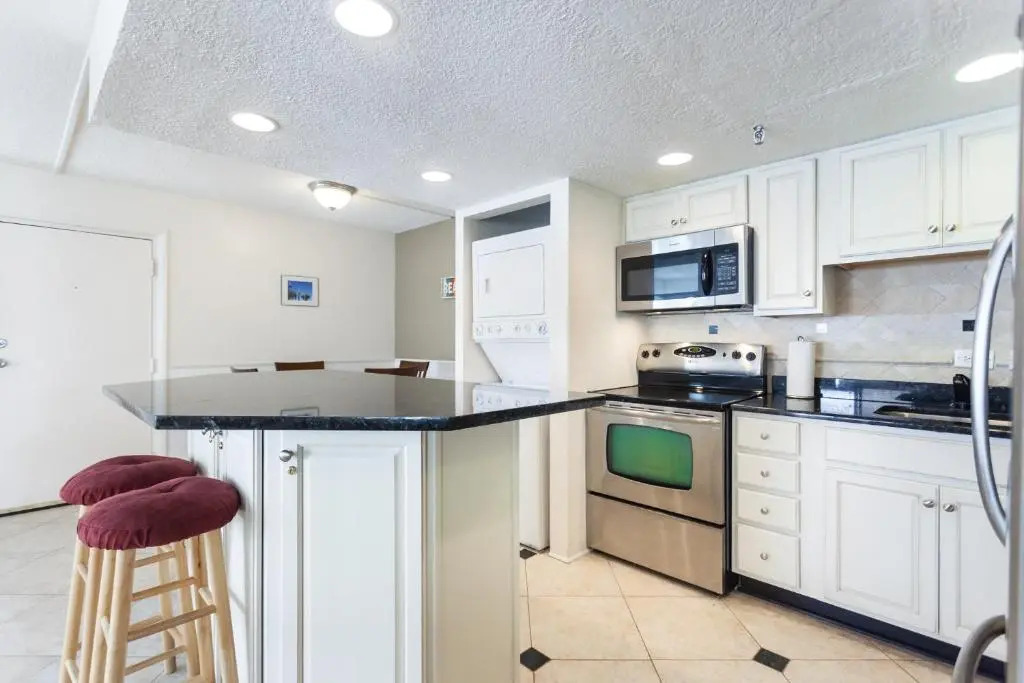 Beachcomber 301, 2 Bedrooms, Near Mayo Clinic, Sleeps 4, Pool