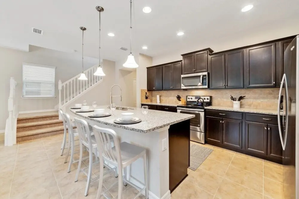 Windsor At Westside Luxury Pool 5 Bedroom Home by Redawning