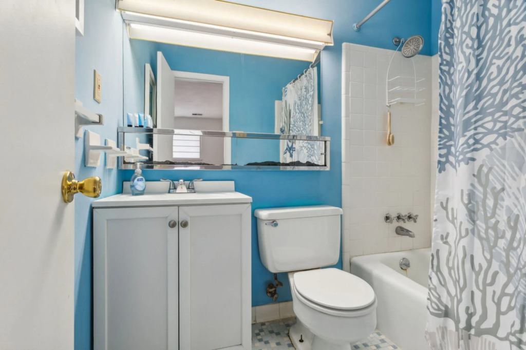 Retro Turtle Reef Condo 1 Block From Beach w Pool