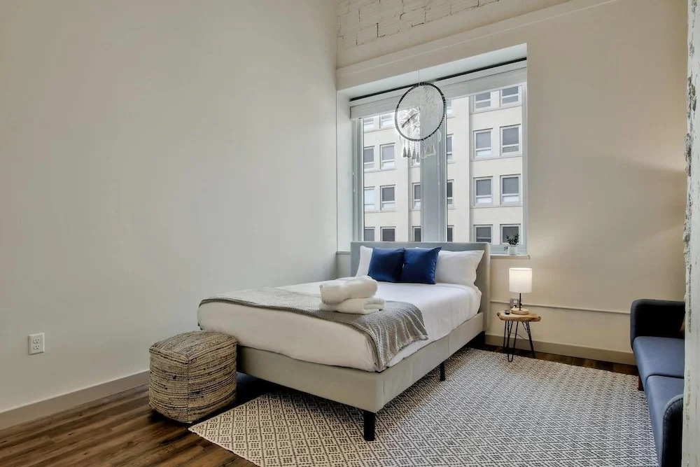 High End Old Town Loft + Pool + Clubhouse