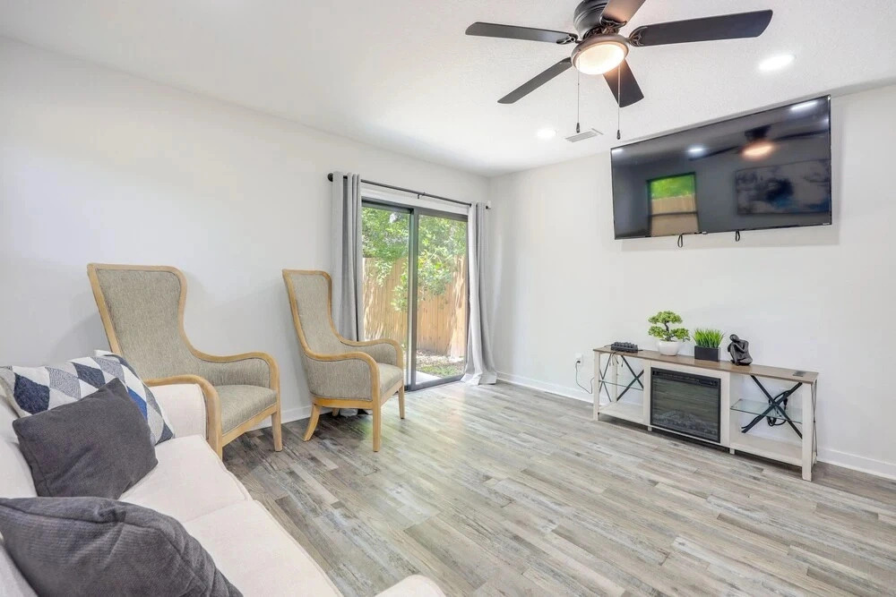 Walk to Stadiums & Dining: Pet-friendly Home