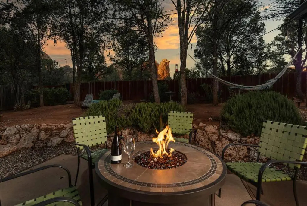 Red Rocks Retro! Stunning Views and Hot Tub!