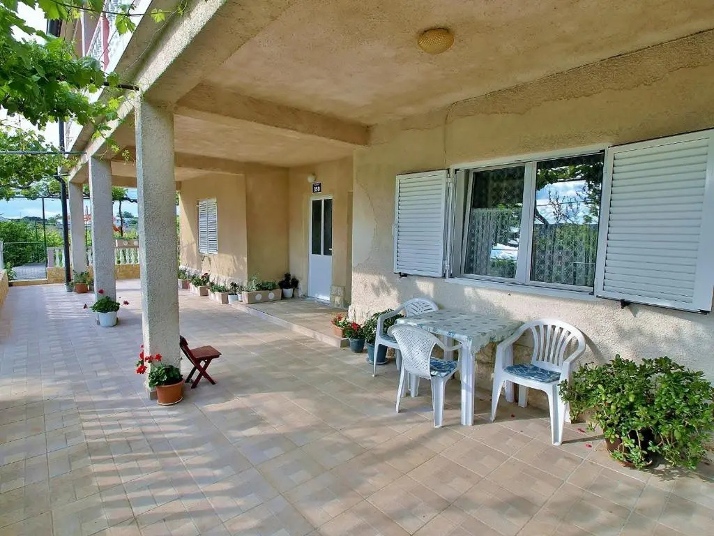 Apartmani Roza Lopar