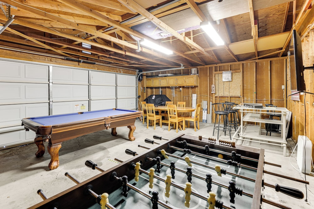 Updated Escape w/ Game Room 1 Block to River!