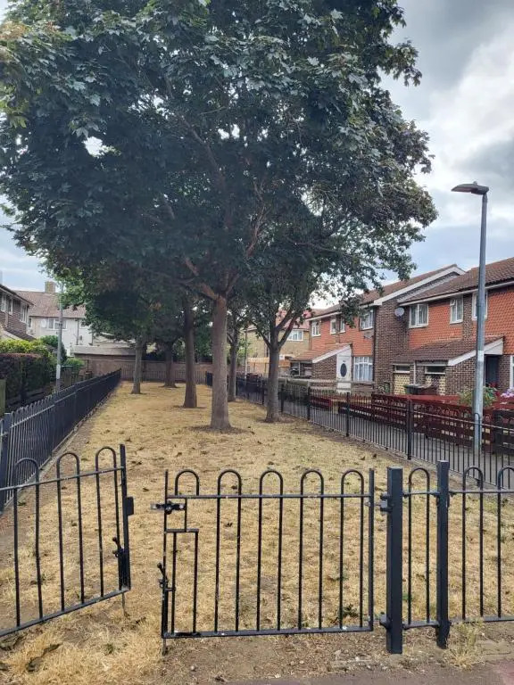 Elegant Home in Dagenham with free wi fi & free parking