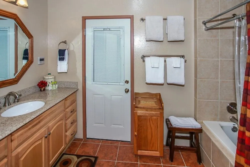 Bear Mountain Escape - 2 Br home by RedAwning