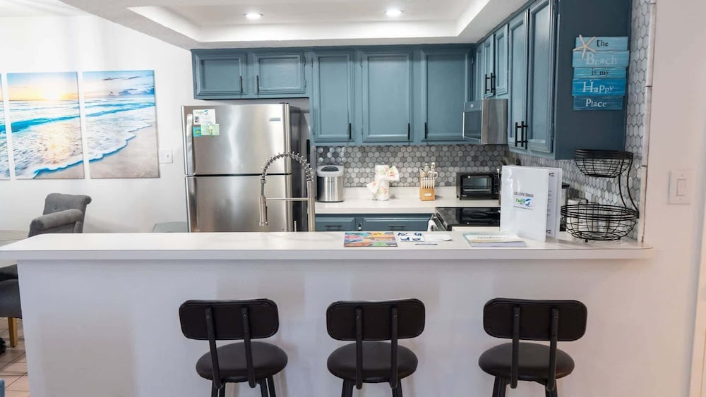 Walkable Location 99 Steps To Beach Pool 2 Bedroom Apts