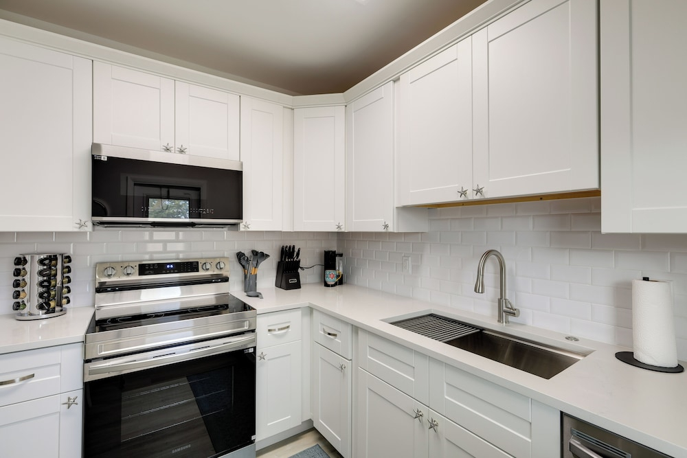 North Palm Beach Oasis w/ Hot Tub - 2 Mi to Ocean