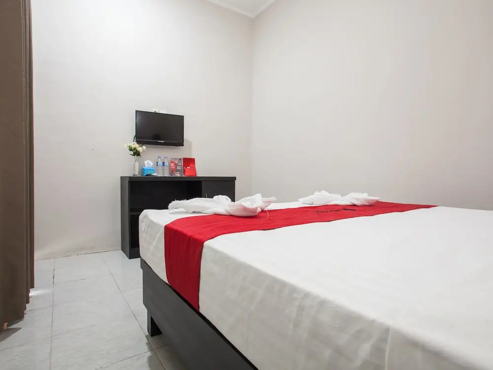 RedDoorz Syariah Plus near Banyuwangi Airport