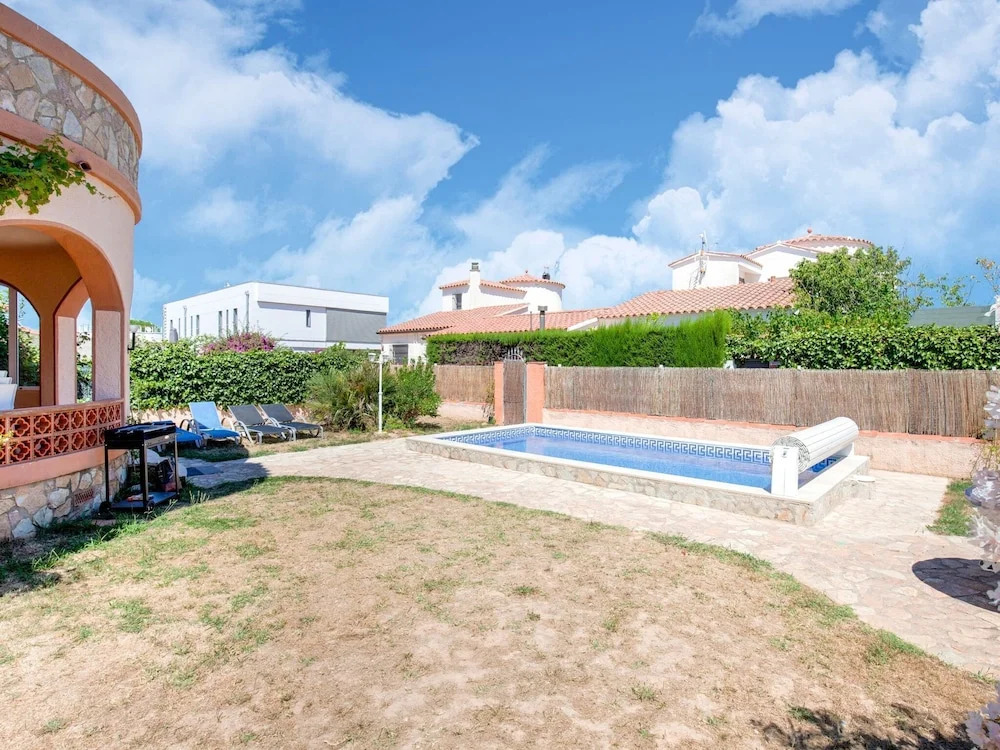 House for 4 With Private Swimming Pool, Near the Beach