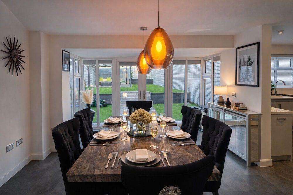 Grand 4-bed House in Ebbsfleet Valley, Garden & Parking Space