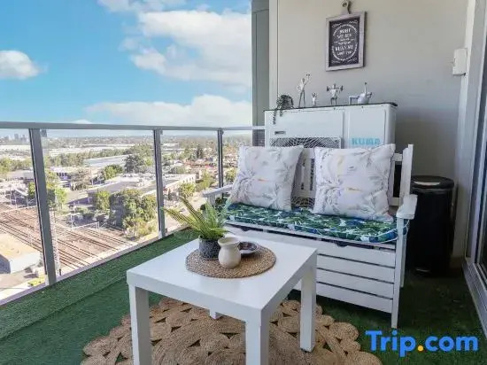 Lovely 2 Bed 2 Bath Apartment | Free Parking | Walk to Train