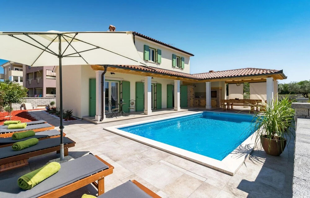 Gorgeous Home In Peroj