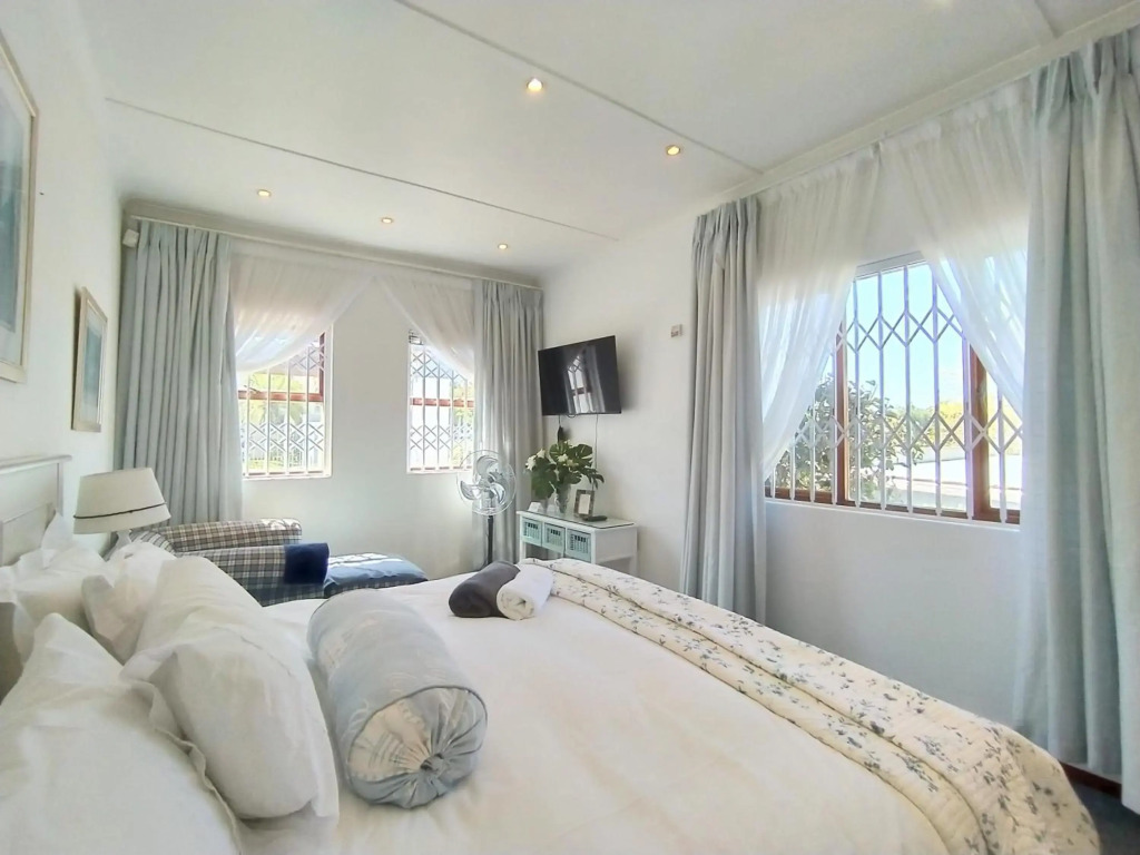 Villa Mintos - 4 bed 3 bath, Pool, 750m to Robberg 5 Beach