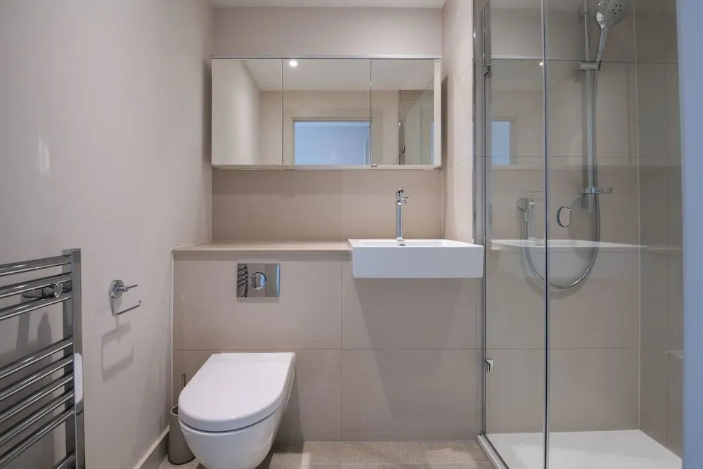 Modern Family Home close to Victoria Station