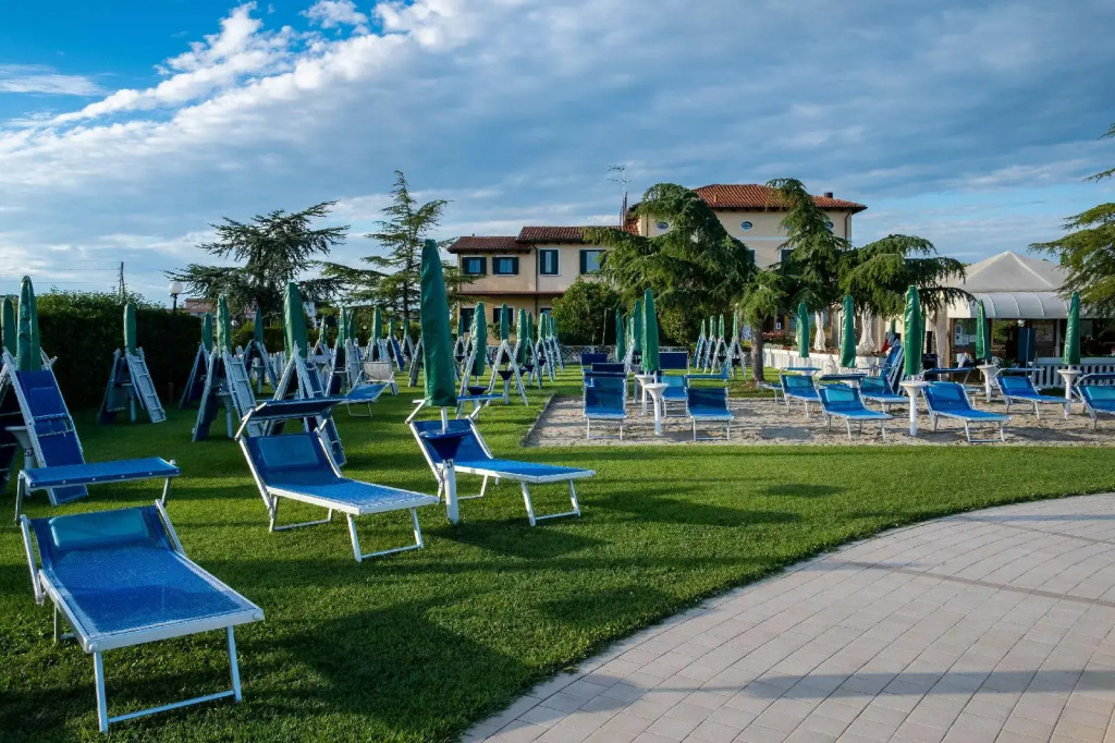 Hotel Villa Sara with pool and parking near Venice