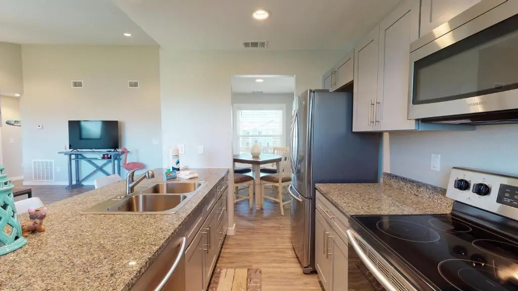 AH-D215 Newly Remodeled 2nd Floor Condo, Shared PoolHot Tub, Near Marina