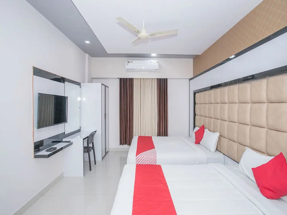 OYO 15352 Sahara Suites