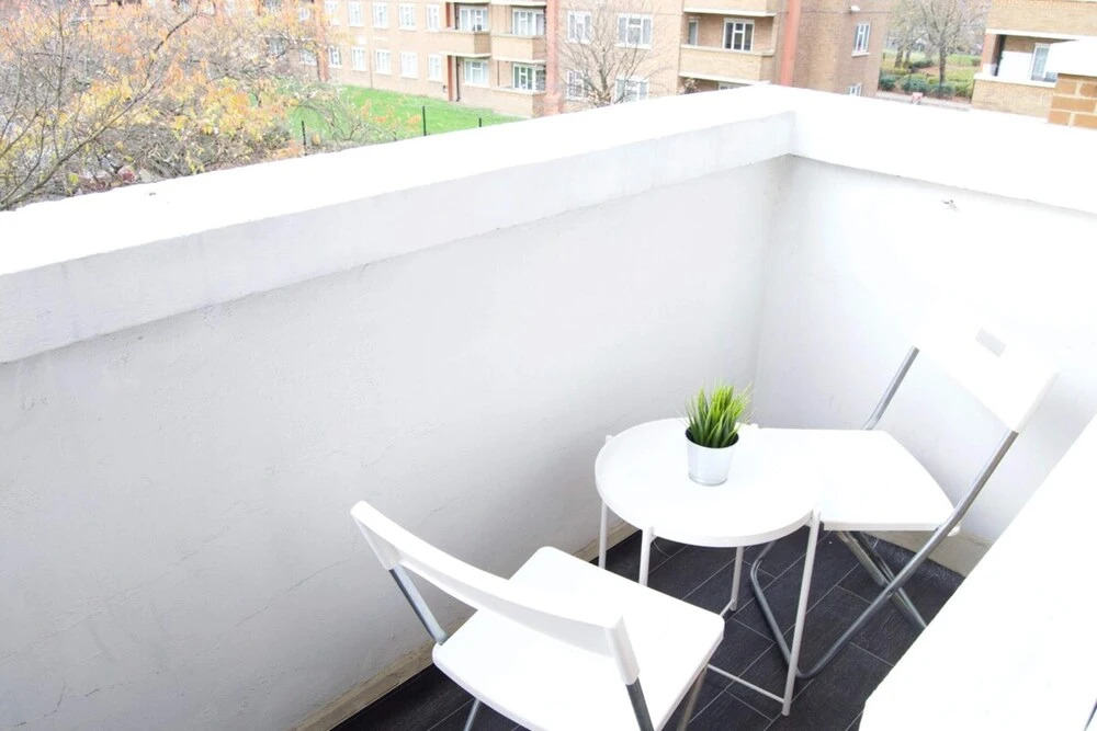 Modern 1 Bedroom in Shadwell With Balcony
