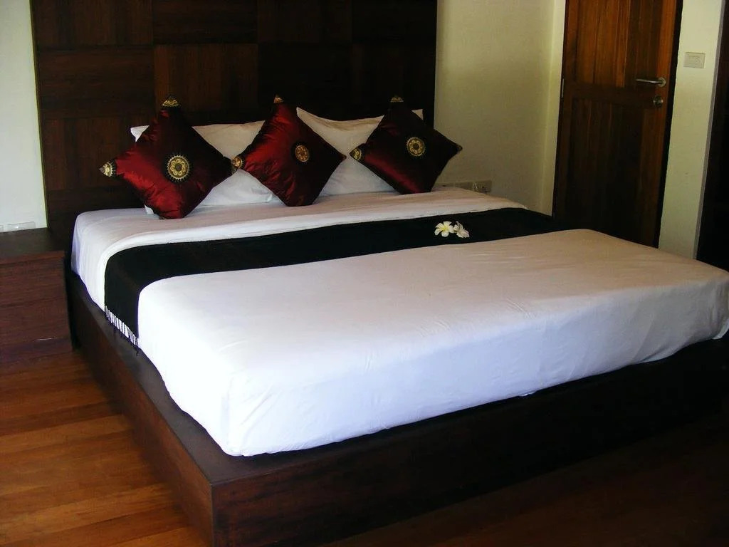 Baan Banyan Villa, wood house short walk to Mae Nam beach