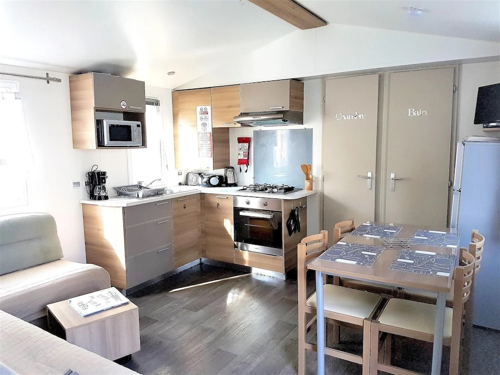 Bungalow With 2 Bedrooms in Saint-jean-de-monts, With Shared Pool, Furnished Terrace and Wifi - 1 km From the Beach