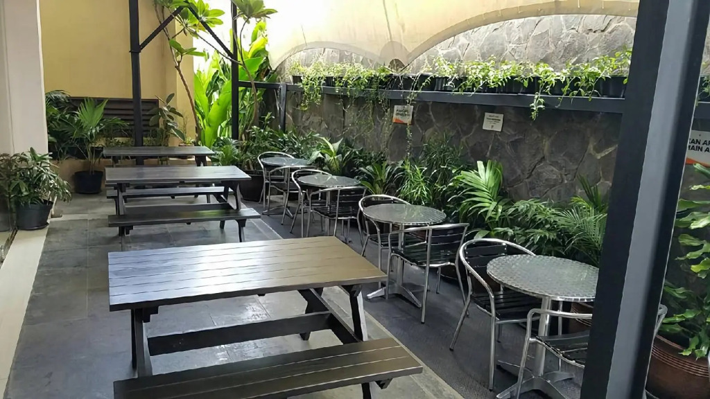 V Hotel Tebet
