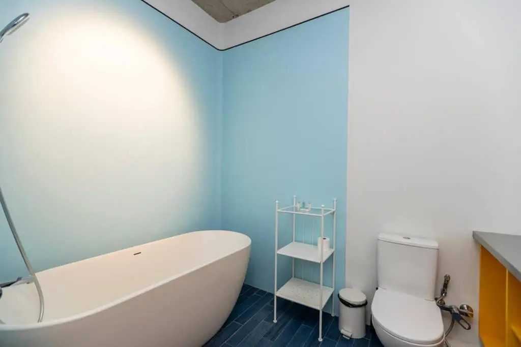 Modern 1BR apt w spacious balcony & a bathtub