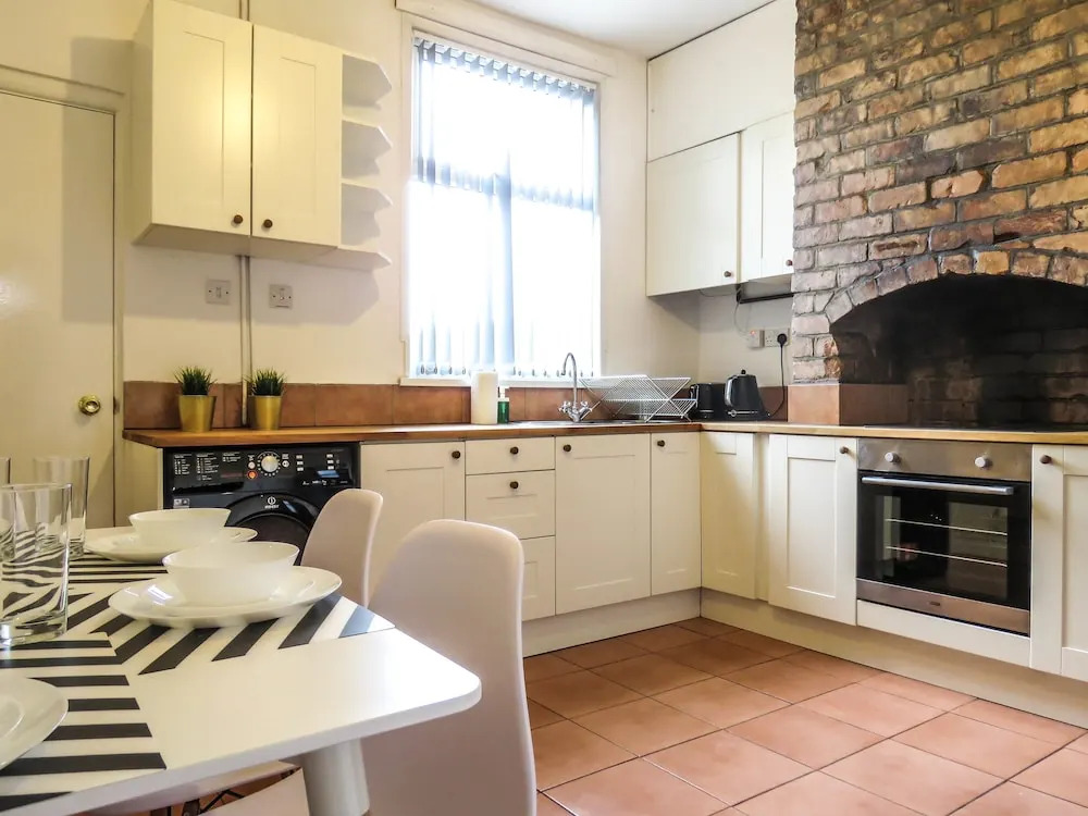 Tudors eSuites Historic Townhouse Birmingham with Garden