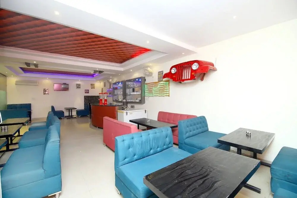 Hotel R2d by OYO Rooms