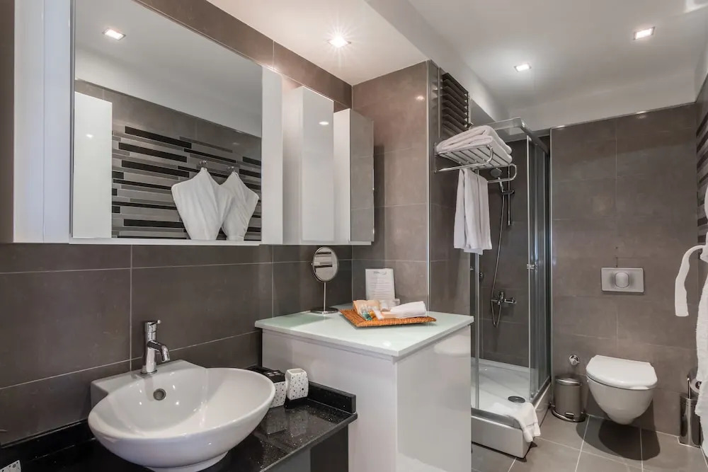 Aura Suites