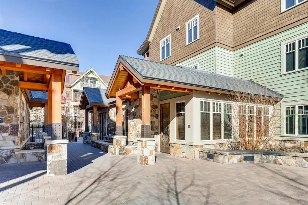 Luxury 2 Bedroom Mountain Vacation Residence With Hot Tub, Pool, and Easy Access to Ski Slopes