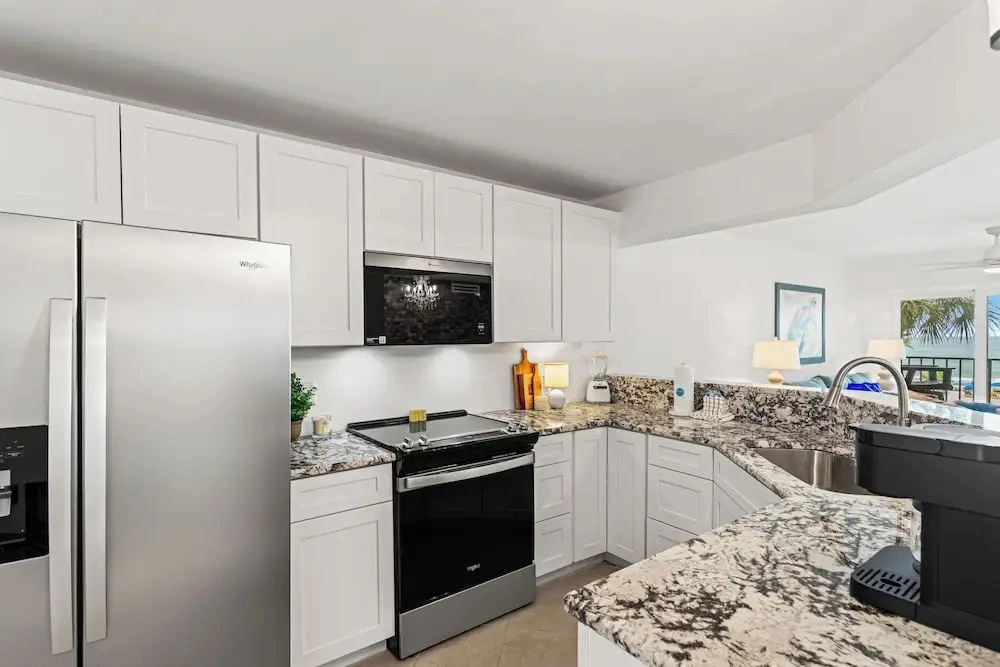 The Summerhouse! Beachfront 2BR Condo, Sleeps 8, Gulf Views