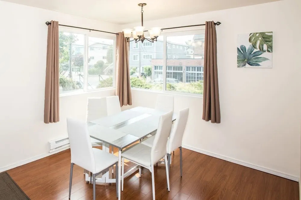 Sweet Seattle Retreat 3 Apts 7 Bd Sleeps 20!