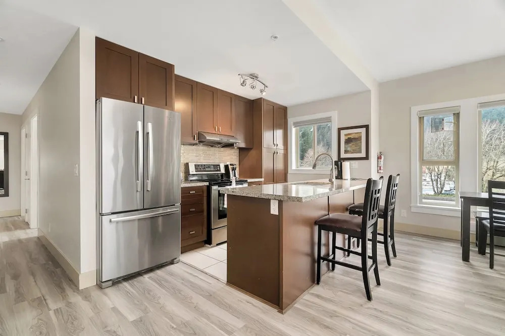Harmony Haven 2BR Lakefront Suite