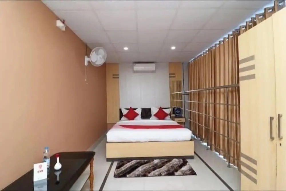 The Ritz By OYO Rooms