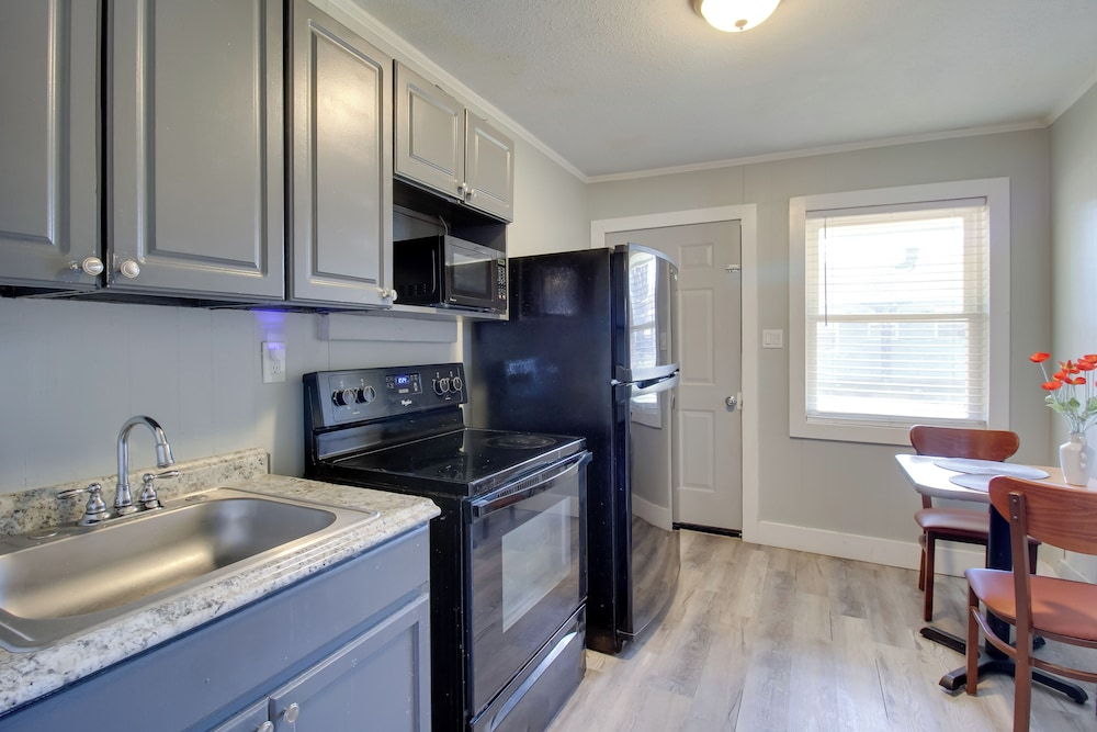 Huntsville Studio w/ Workspace Near Downtown