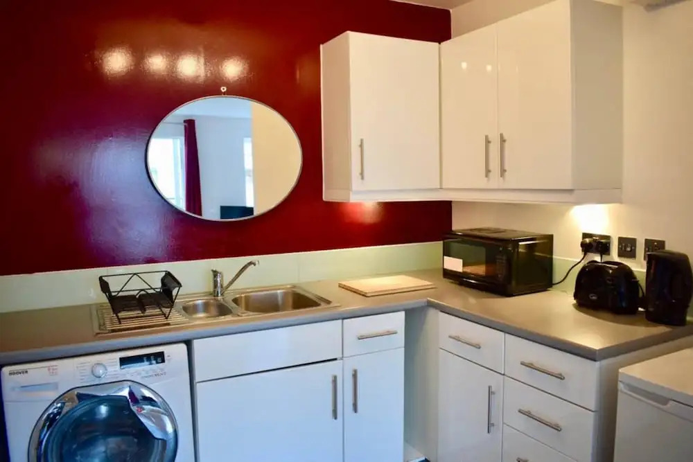 Modern 1 Bedroom Apartment With Balcony