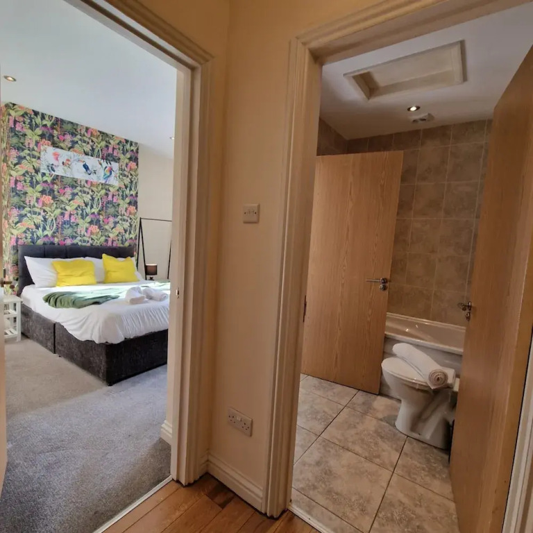2-Bedroom with Free Parking in Coventry